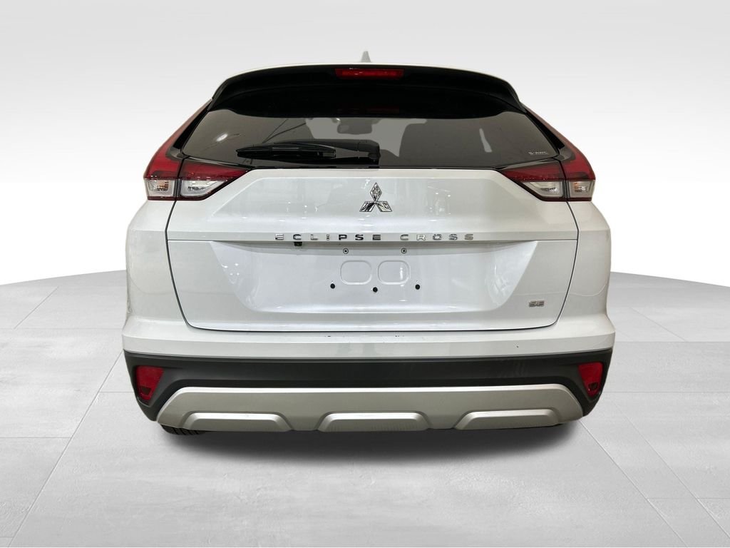 Used 2025 Silver Mitsubishi SE image 4