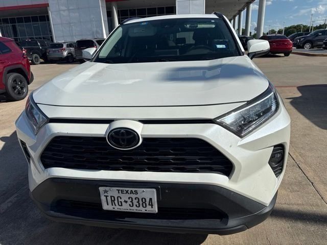 Used 2021 White Toyota XLE Premium image 3