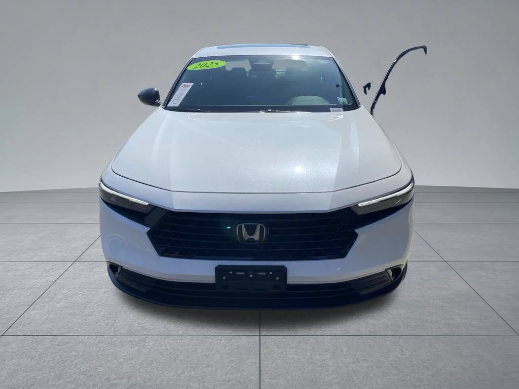 Used 2025 White Honda SE image 17
