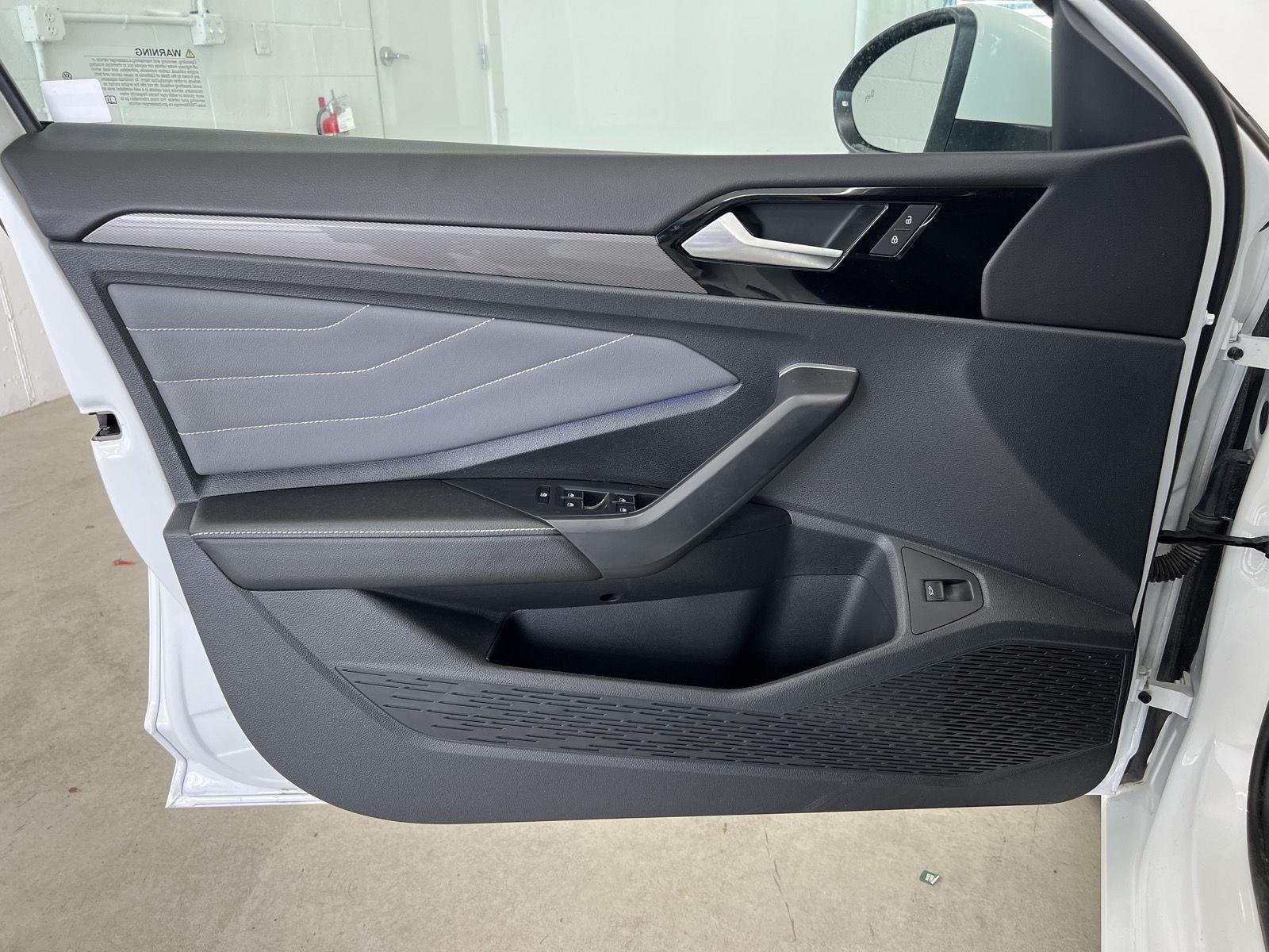 2025 Volkswagen Jetta SEL - Photo 11