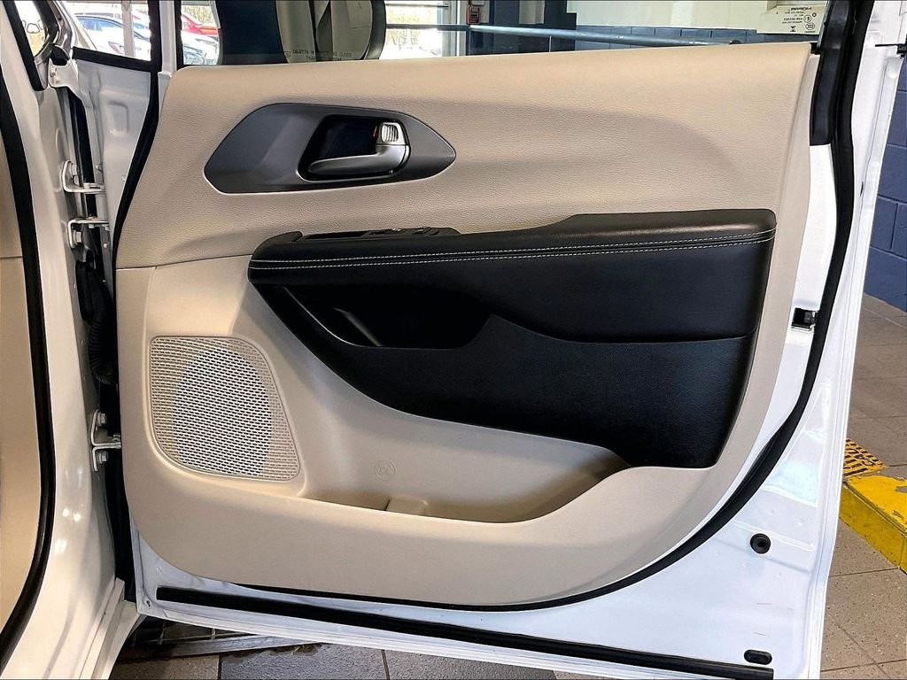 Used 2023 White Chrysler Touring L image 12