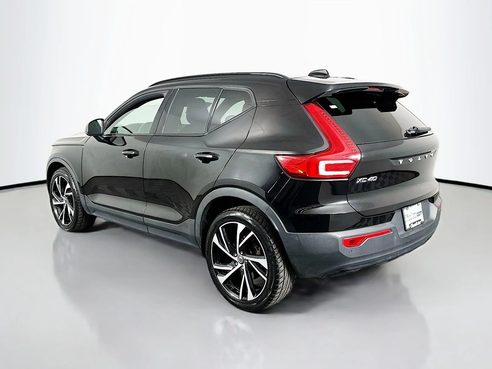 Used 2021 Black Volvo R-Design image 5