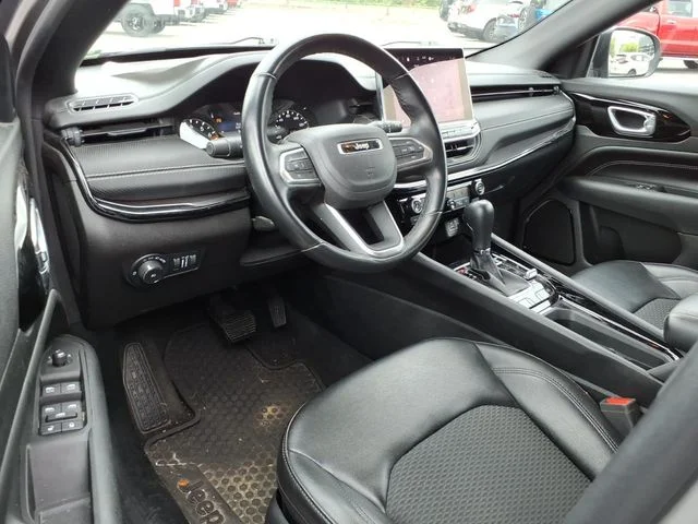 Used 2022 Silver Jeep Latitude image 19