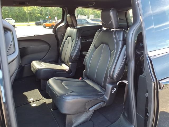 Certified Used 2025 Diamond Black Chrysler Select image 28