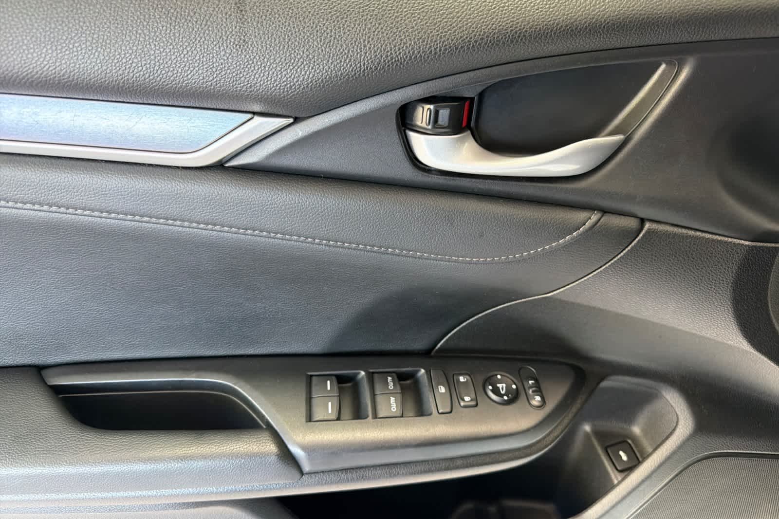 Used 2017  Honda Touring image 12