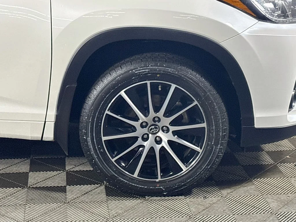Used 2017 White Toyota SE image 23