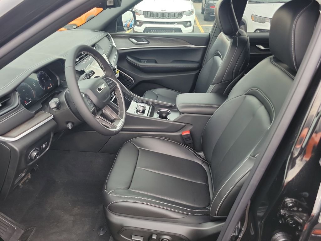 New 2026 Diamond Black Crystal Pearlcoat Jeep Limited image 8
