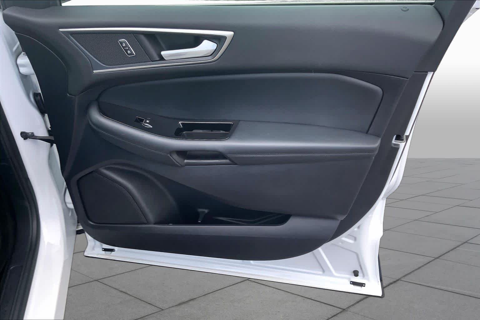 Used 2019 Oxford White Ford SEL image 23