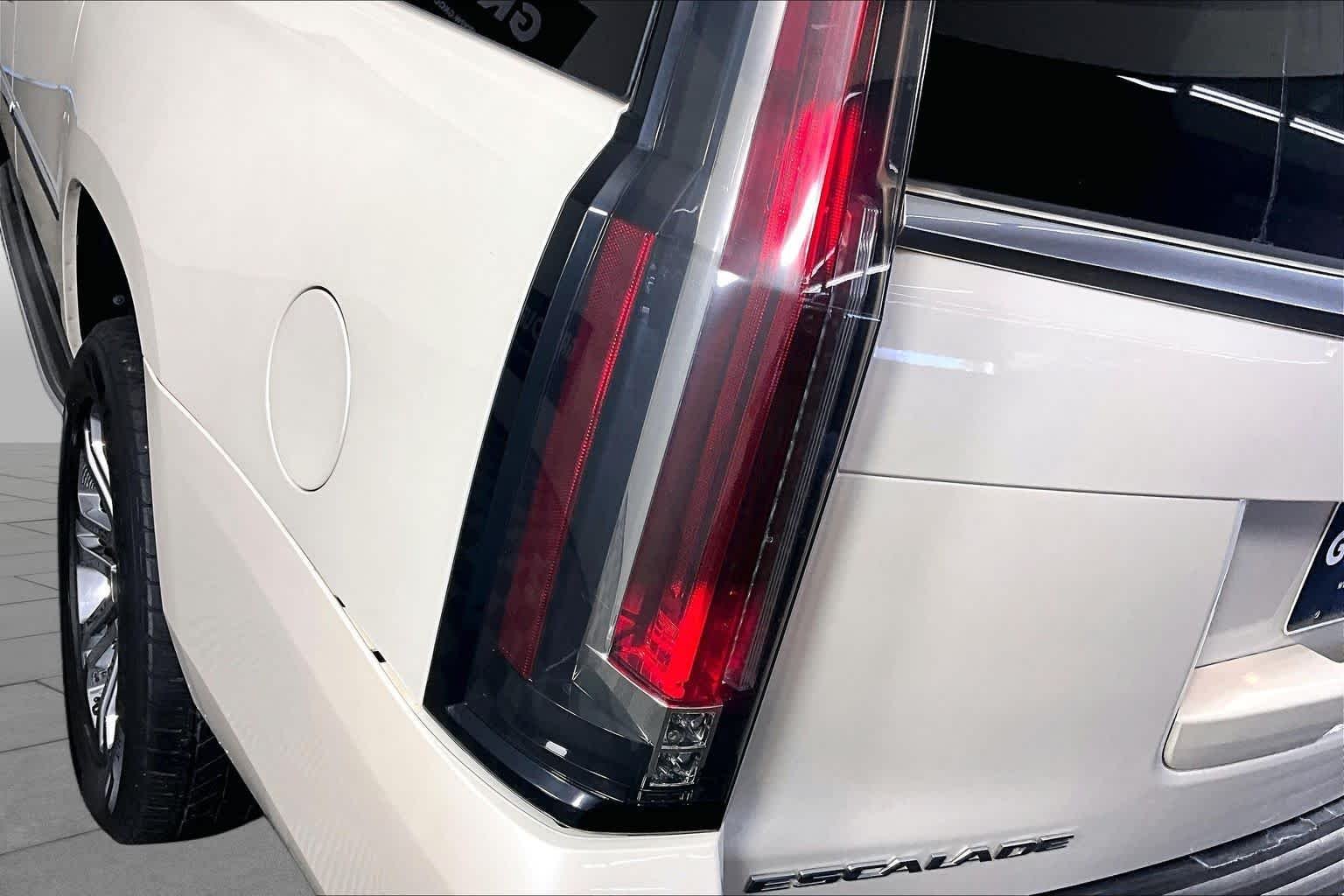 Used 2015 White Diamond Tricoat Cadillac Standard image 27
