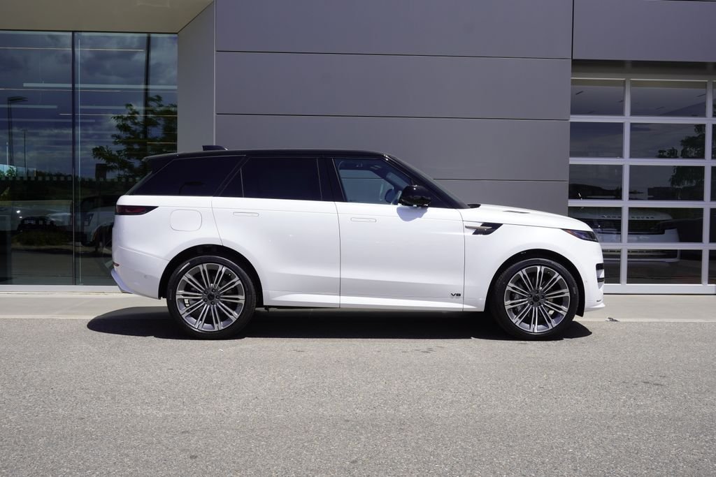New 2026 Ostuni Pearl White LAND ROVER Dynamic SE image 7