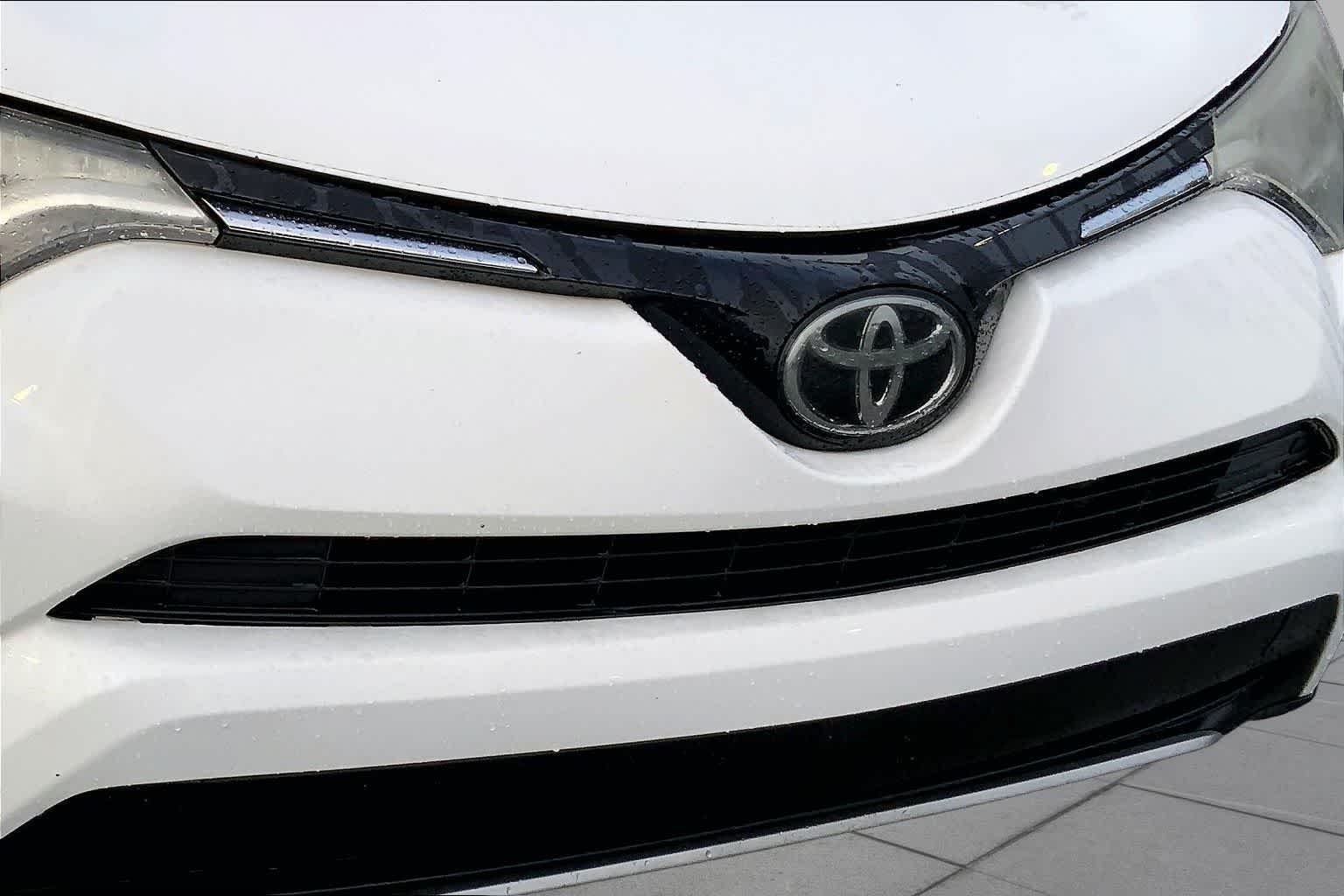 Used 2017 Super White Toyota XLE image 29