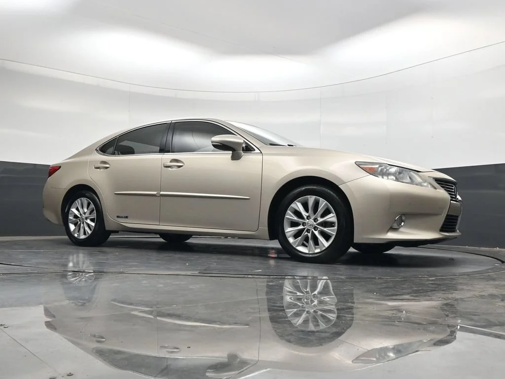 Used 2013 Beige Lexus 300h image 26