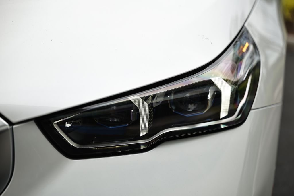 New 2027 Mineral White Metallic BMW 530i xDrive image 12
