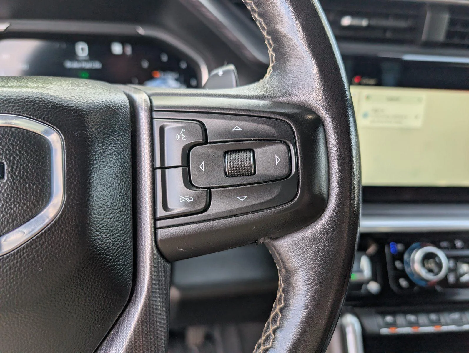 Used 2023 White Frost Tricoat GMC Denali Ultimate image 27
