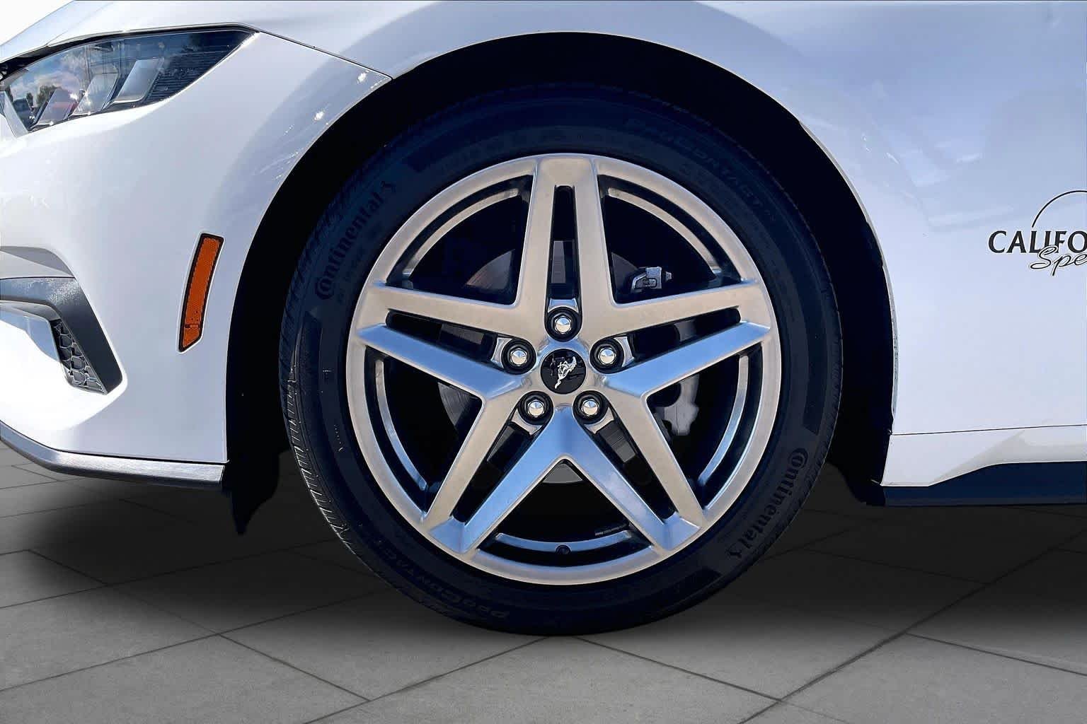 Used 2024 Oxford White Ford EcoBoost image 9