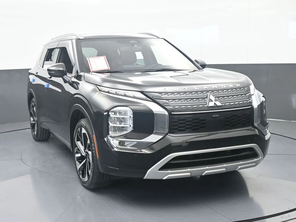 Used 2022 Black Mitsubishi SEL image 9