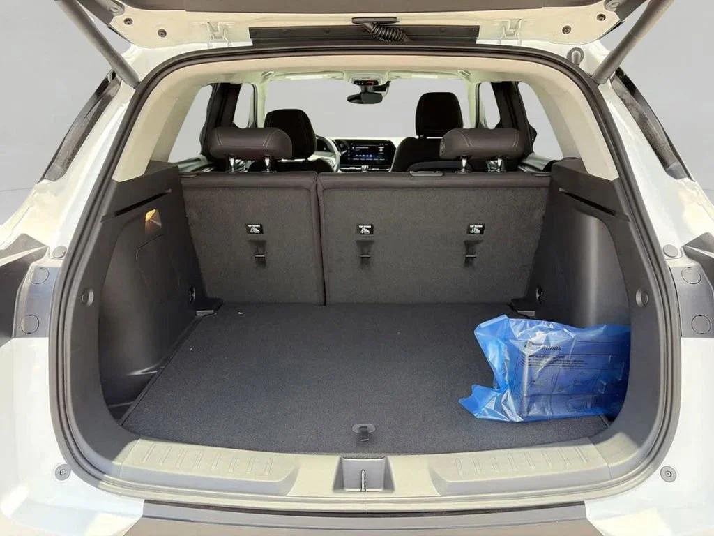 New 2026 Summit White Chevrolet LT image 7