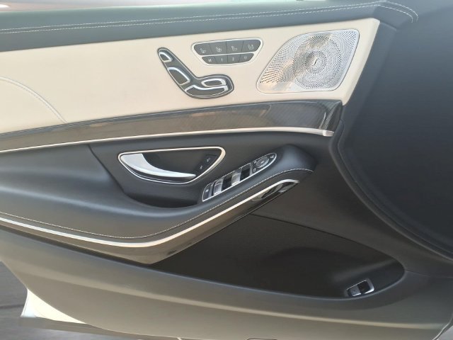 Used 2019 White Mercedes-Benz 4MATIC® image 17