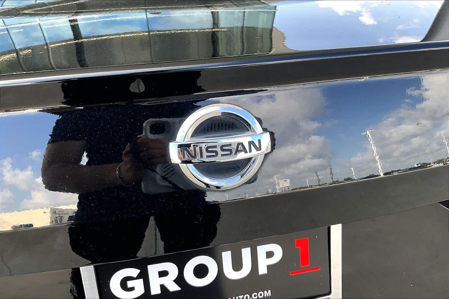 Used 2021 Super Black Nissan 2.5 SV image 10