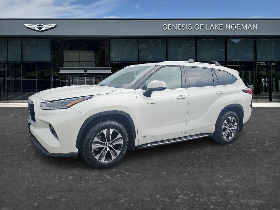 Used 2021 Blizzard Pearl Toyota Hybrid XLE image 1