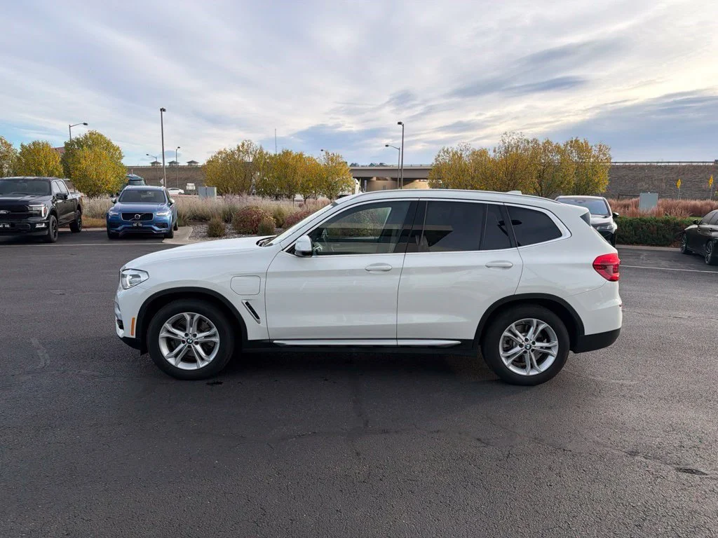 Used 2021 Alpine White BMW xDrive30e image 2