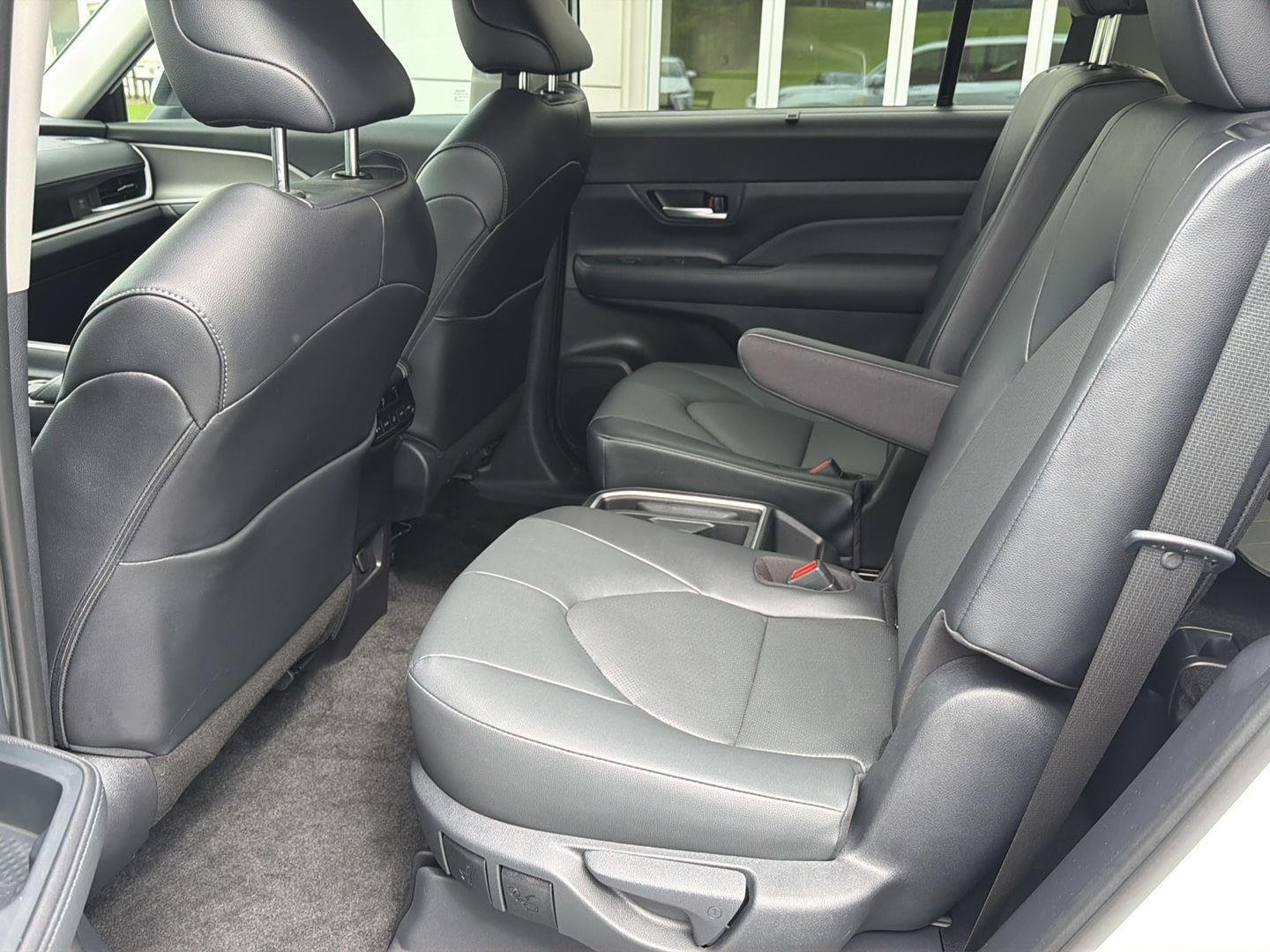 Used 2025 Wind Chill Pearl Toyota XLE image 11