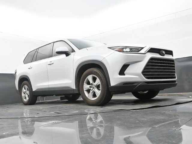 Used 2025 Wind Chill Pearl Toyota LE image 24