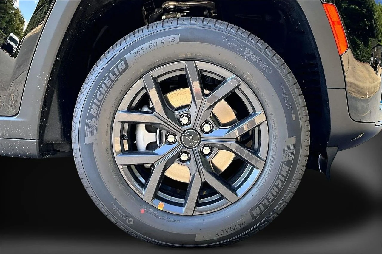 New 2027 High-Gloss Black Paint Jeep Laredo Altitude image 32