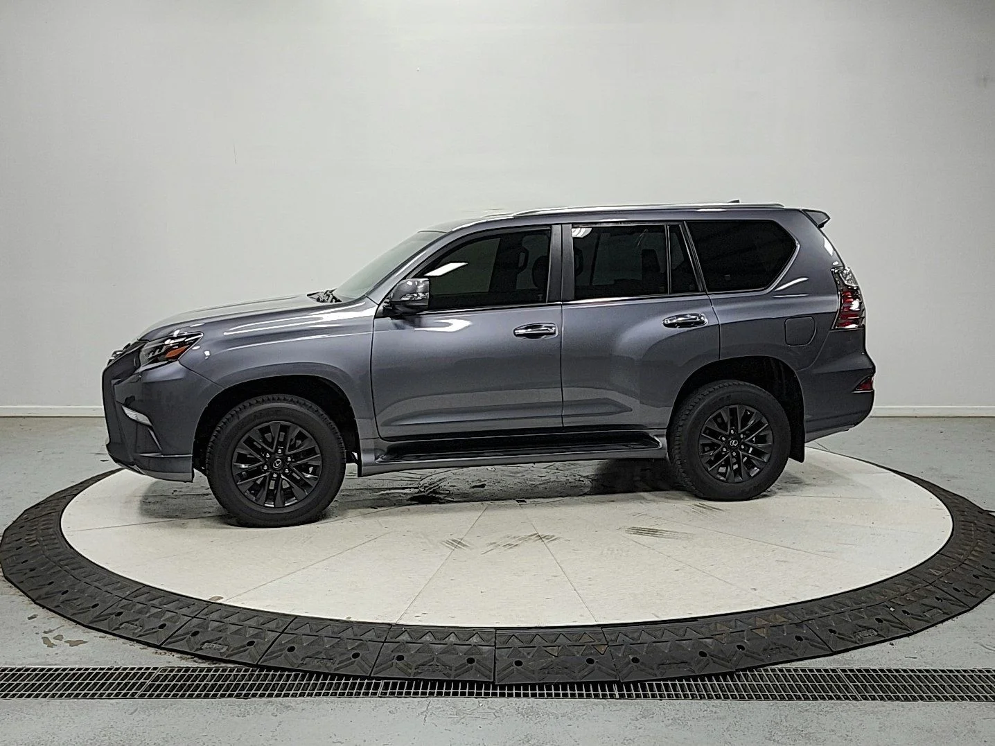 Used 2023 Nebula Gray Pearl Lexus 460 image 4