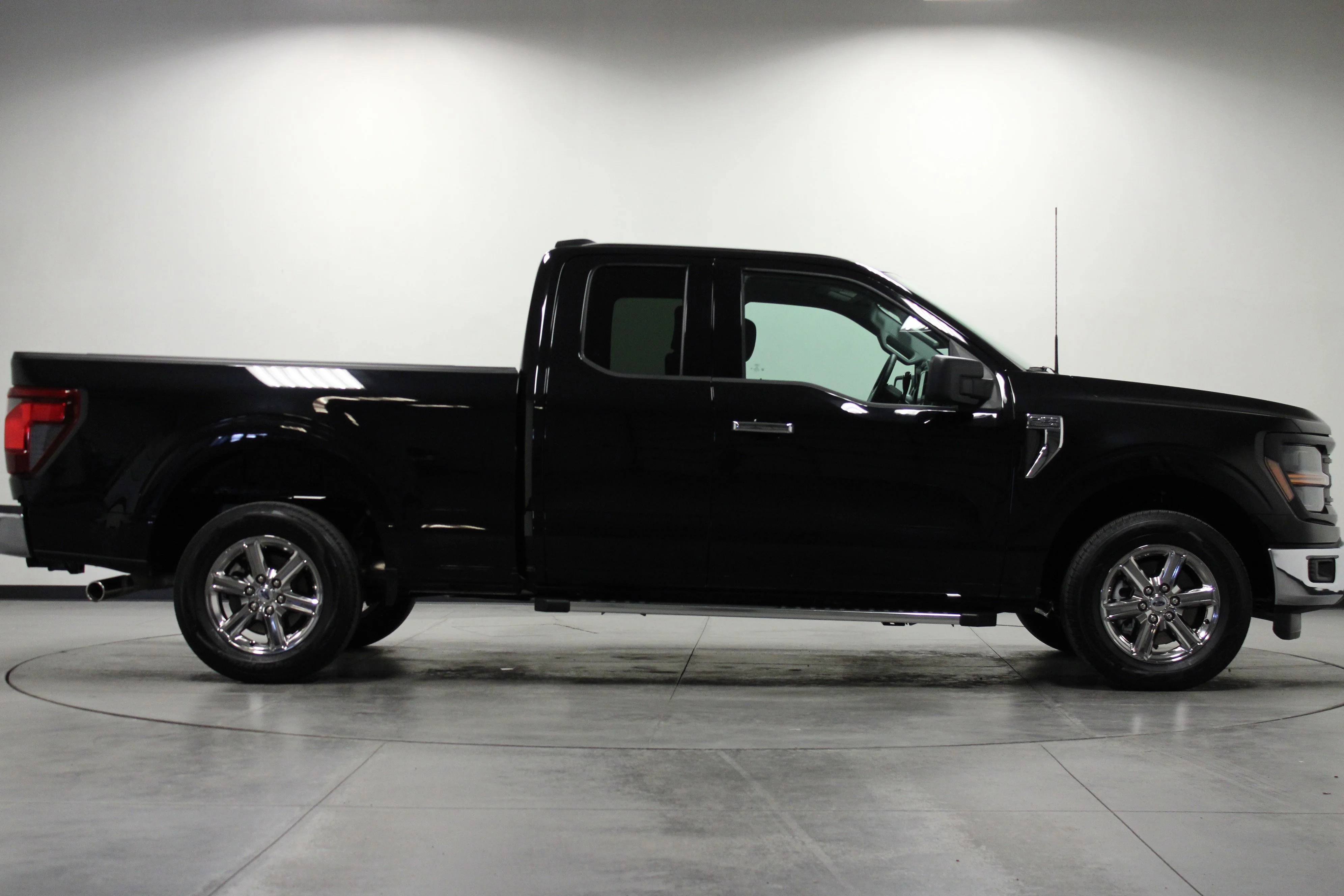 Used 2025 Black Metallic Ford XLT image 3