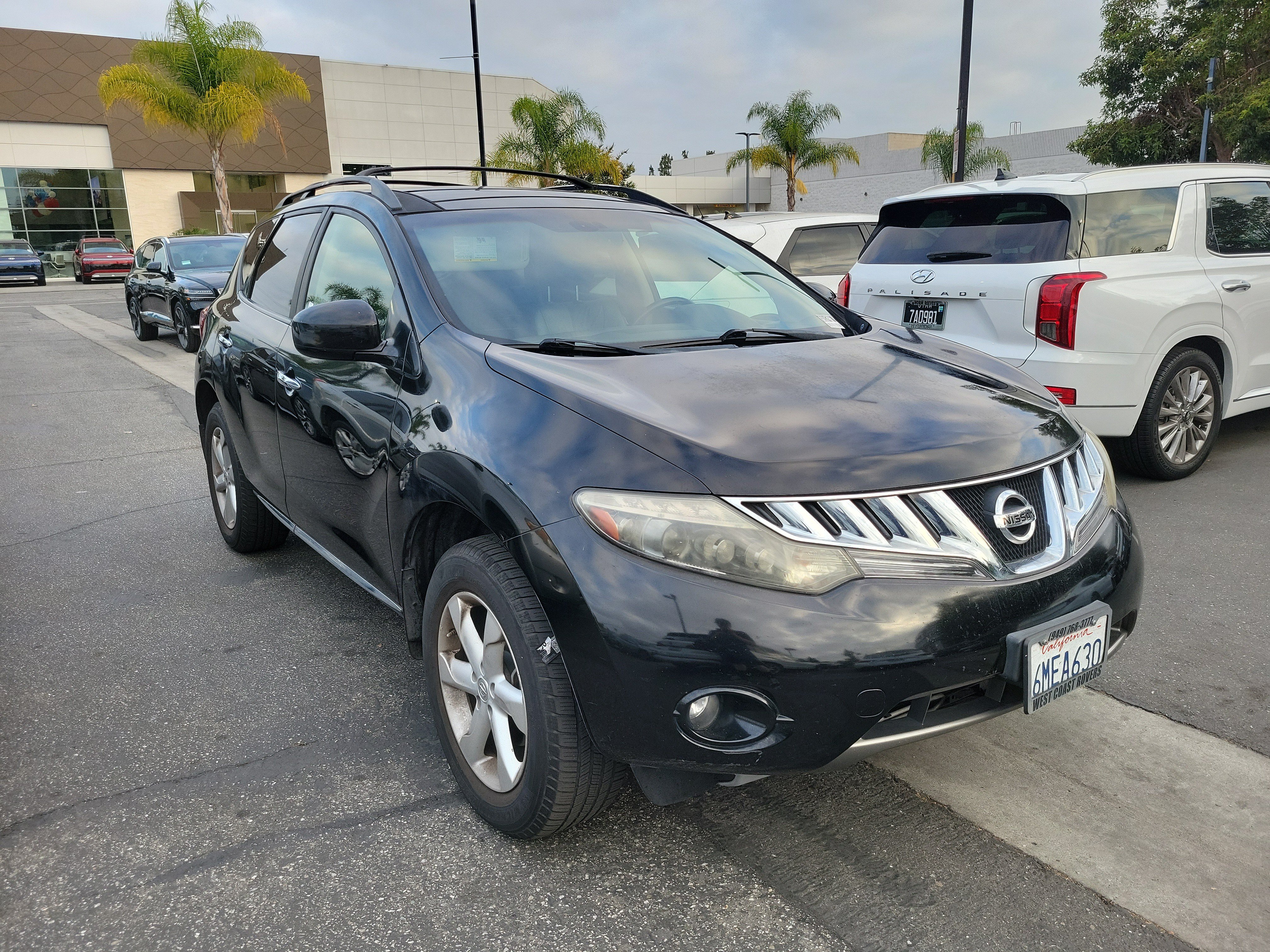 Used 2010 Super Black Nissan SL image 3