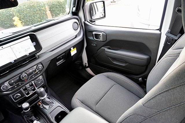 New 2026 Bright White Clear-Coat Exterior Paint Jeep Sport S image 27