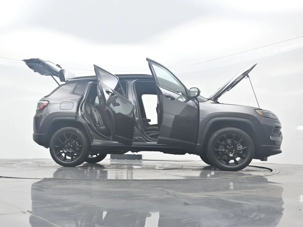 Used 2024  Jeep Latitude image 42