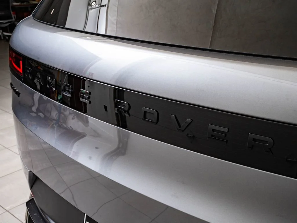 Used 2023 Gray Land Rover SE image 18