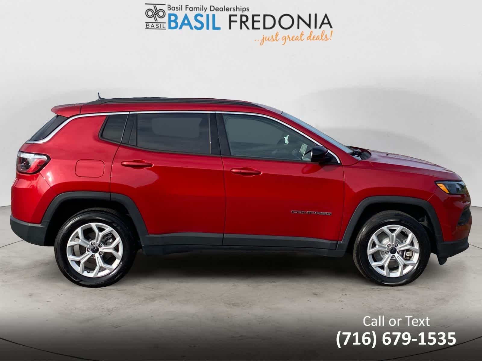 Used 2025 Red Hot Pearlcoat Jeep Latitude image 10