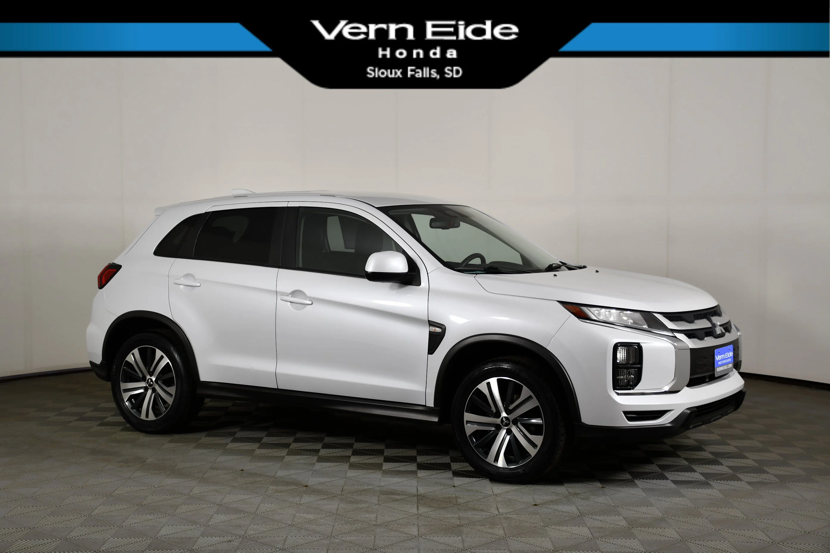 Used 2022 White Diamond Mitsubishi ES image 1