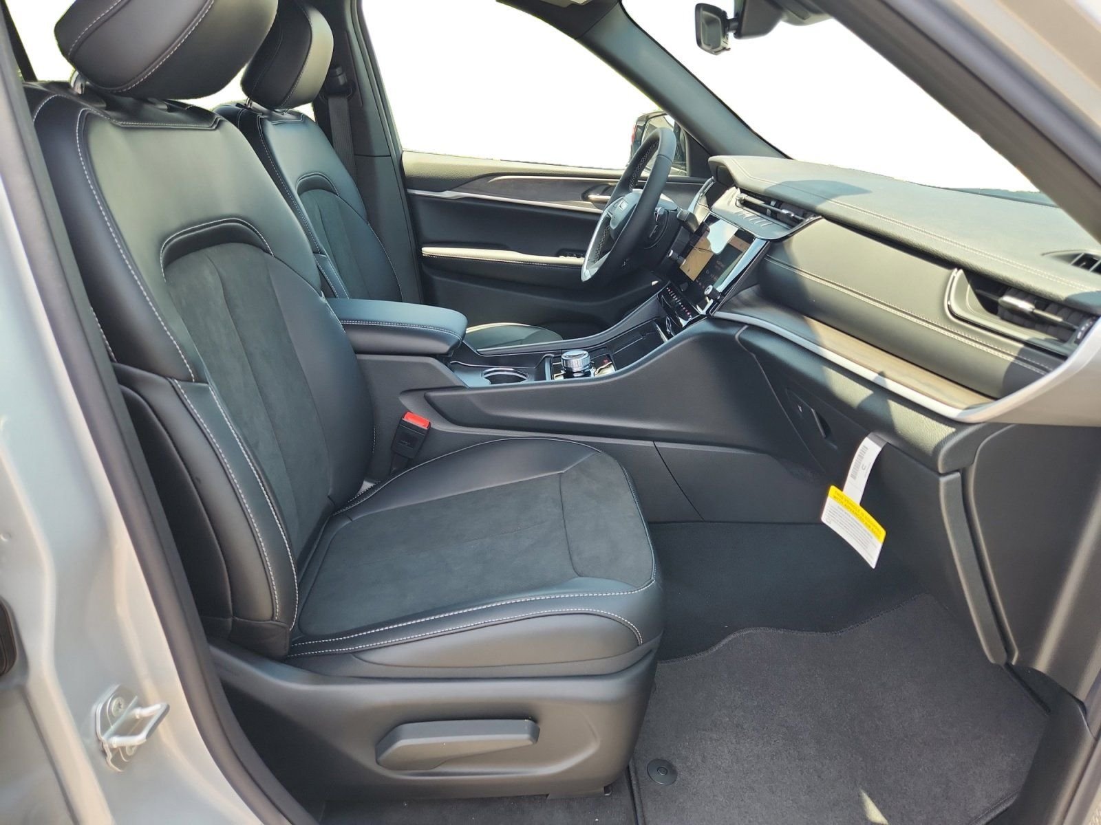 New 2026 Silver Zynith Exterior Paint Jeep Laredo image 24
