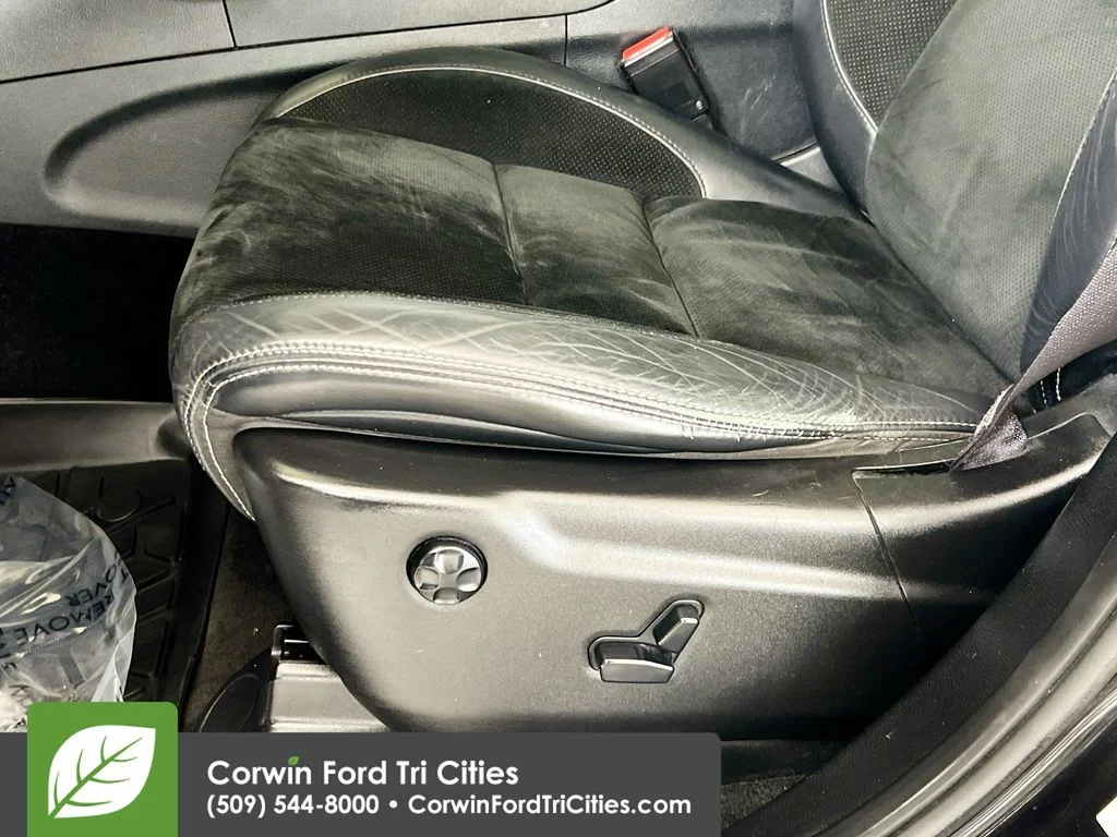 Used 2014 Brilliant Black Crystal Pearlcoat Jeep SRT image 23