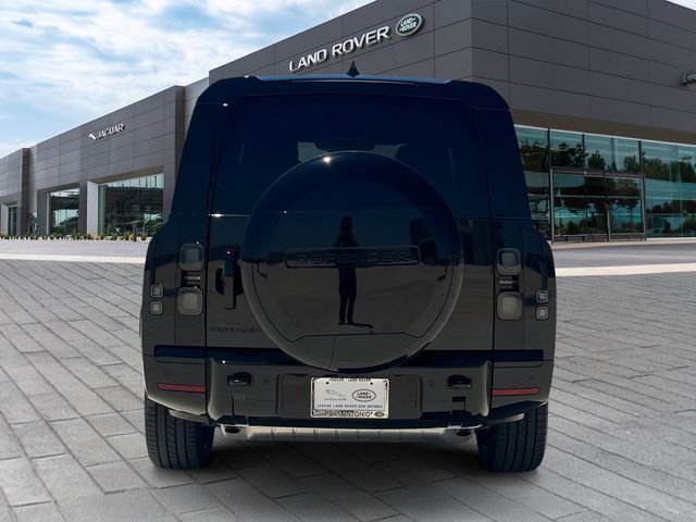 New 2026 Santorini Black Land Rover X-Dynamic SE image 4