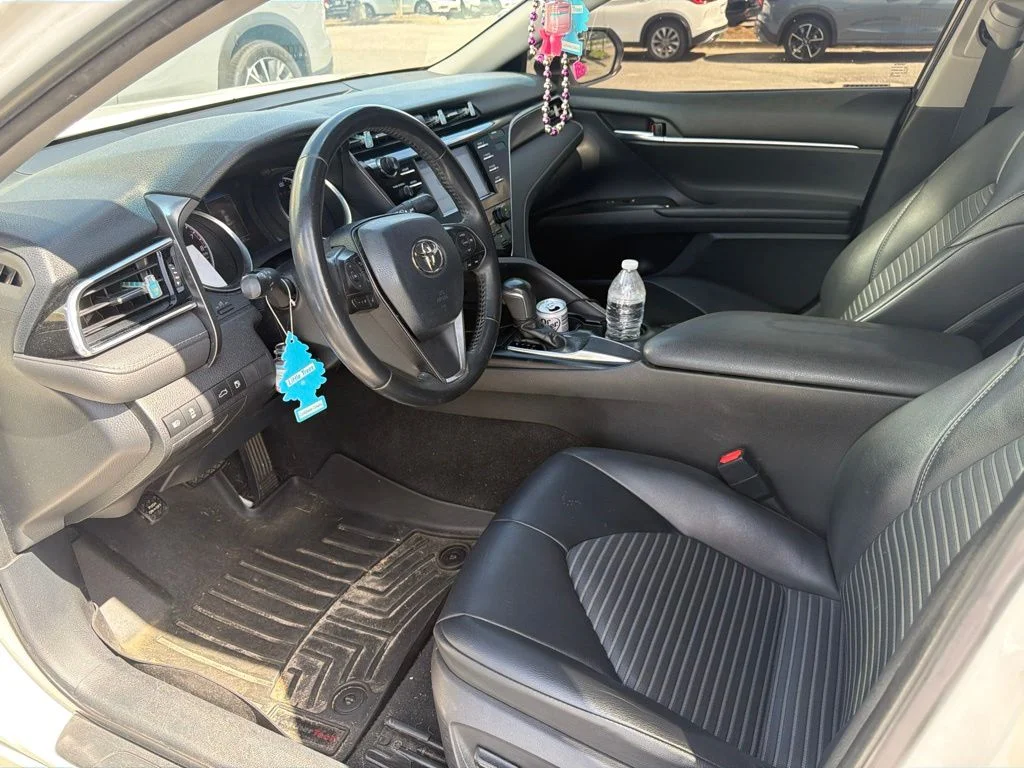 Used 2018 White Toyota SE image 9