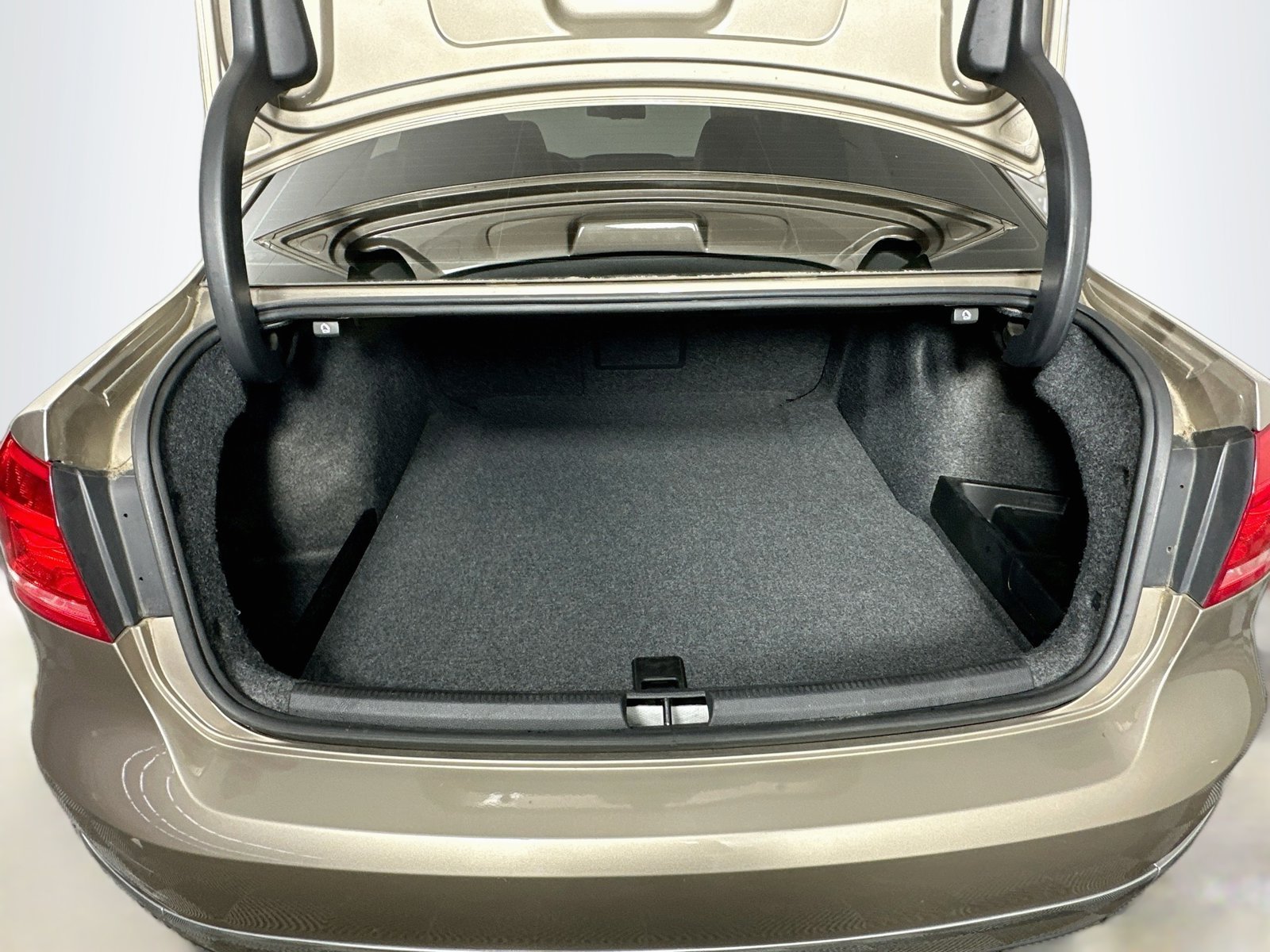 Used 2015 Titanium Volkswagen TDI SEL Premium image 27