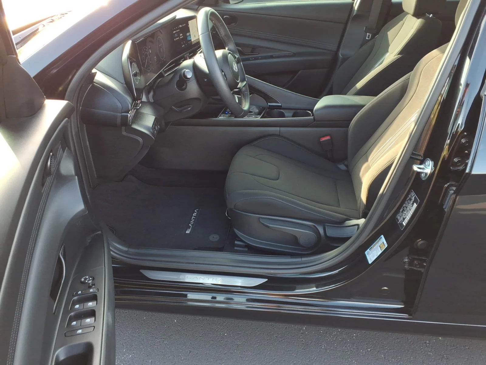 Used 2025 Black Hyundai SEL Sport image 17