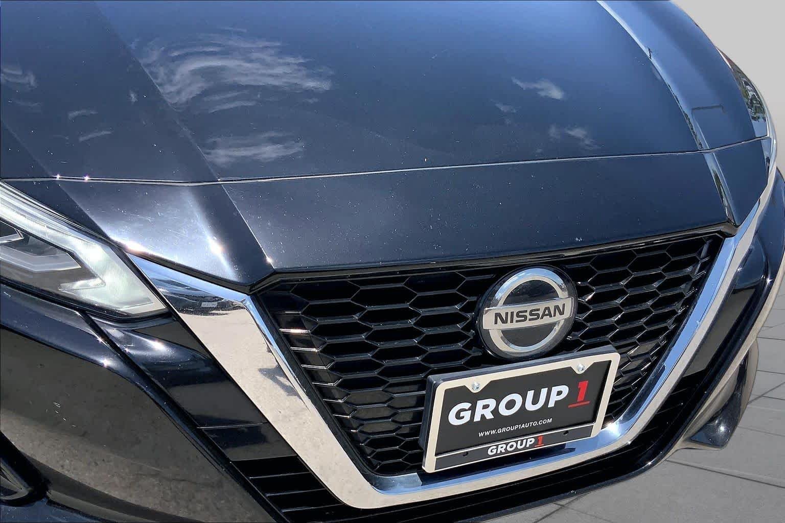 Used 2019 Super Black Nissan 2.5 SV image 30