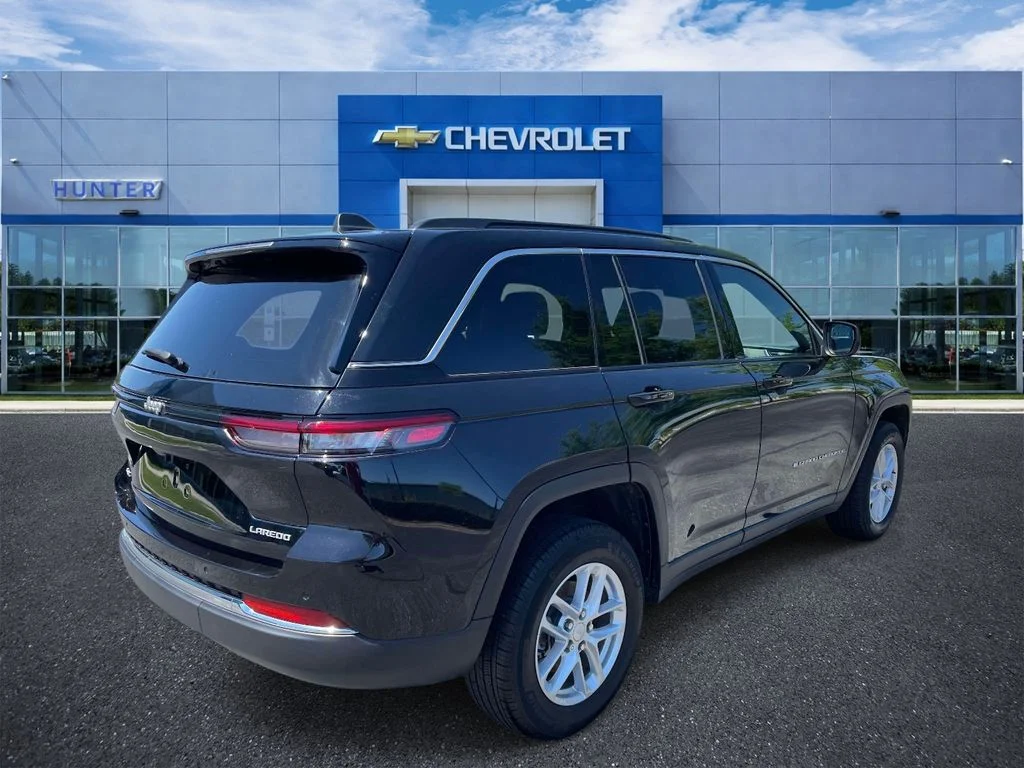 Used 2025 Diamond Black Crystal Pearlcoat Jeep Laredo X image 6