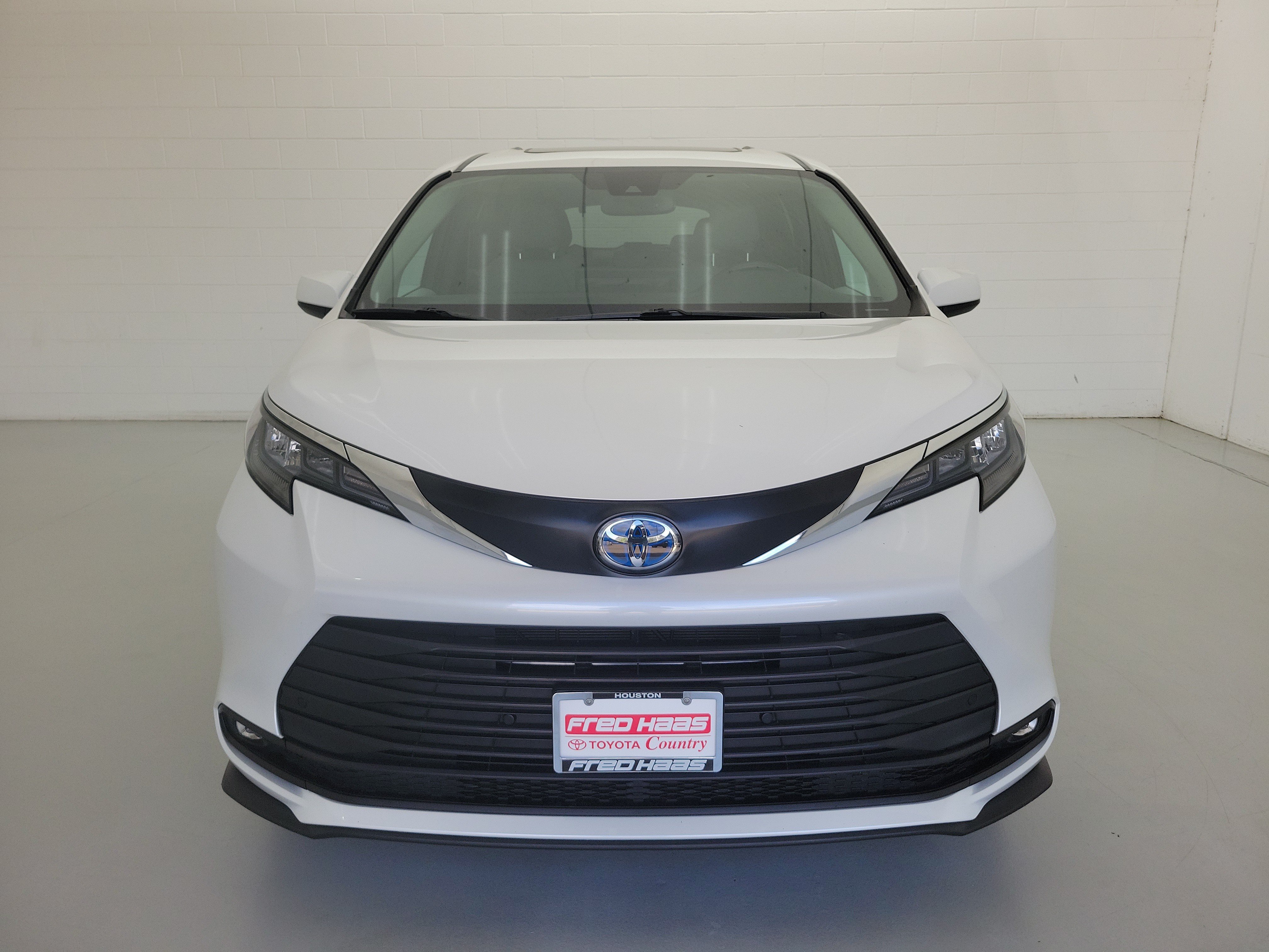 Used 2025 Wind Chill Pearl Toyota XLE image 3