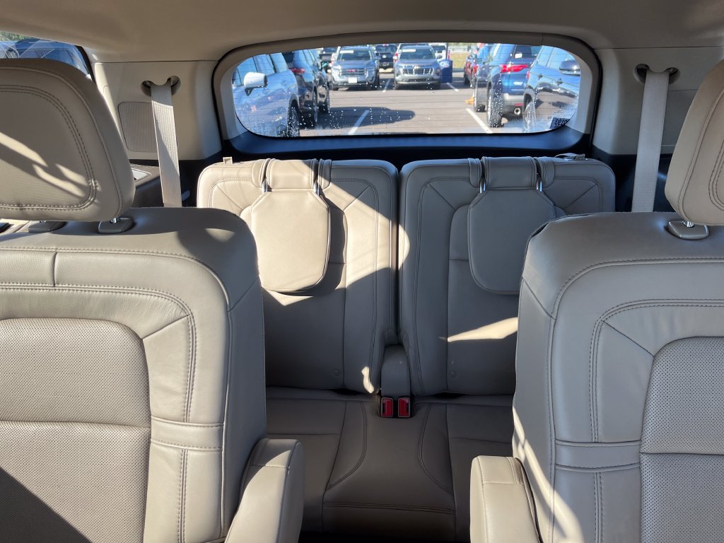 Used 2023 White Lincoln Reserve image 23