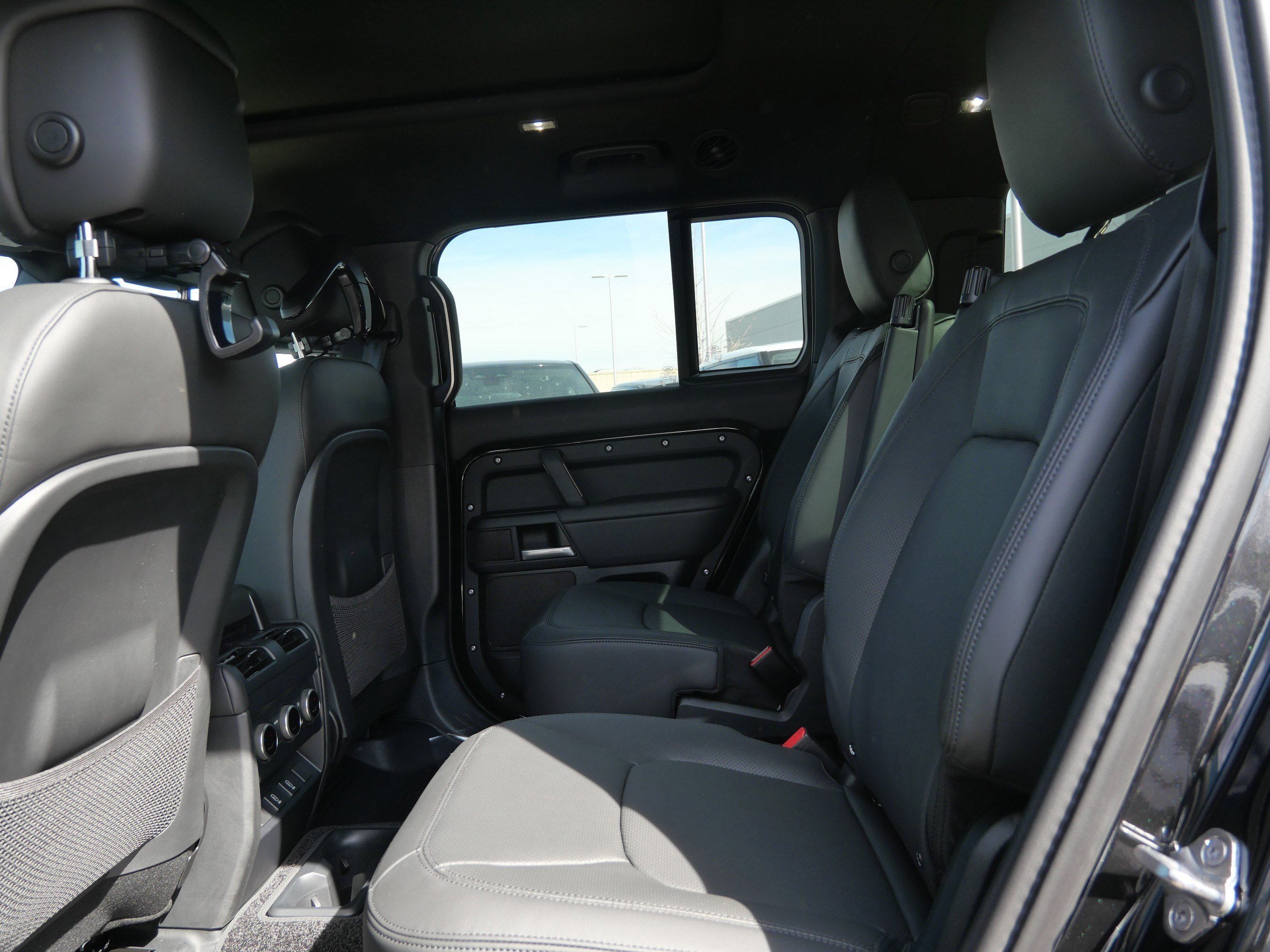 New 2026 Santorini Black Land Rover X-Dynamic SE image 6