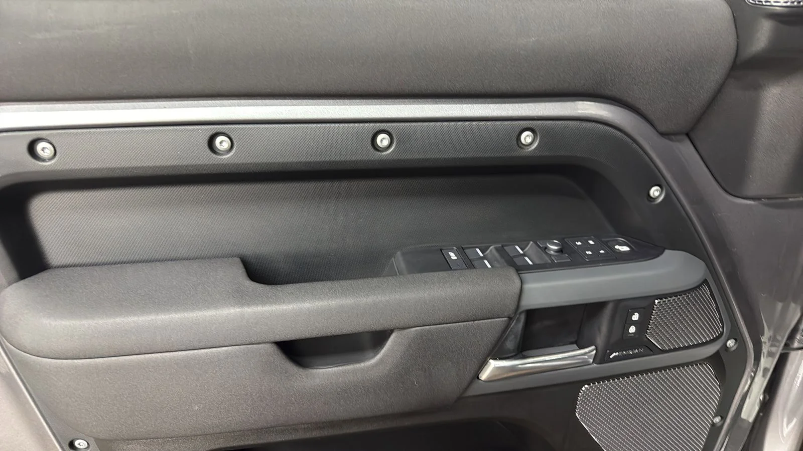 Used 2021  Land Rover X-Dynamic SE image 11