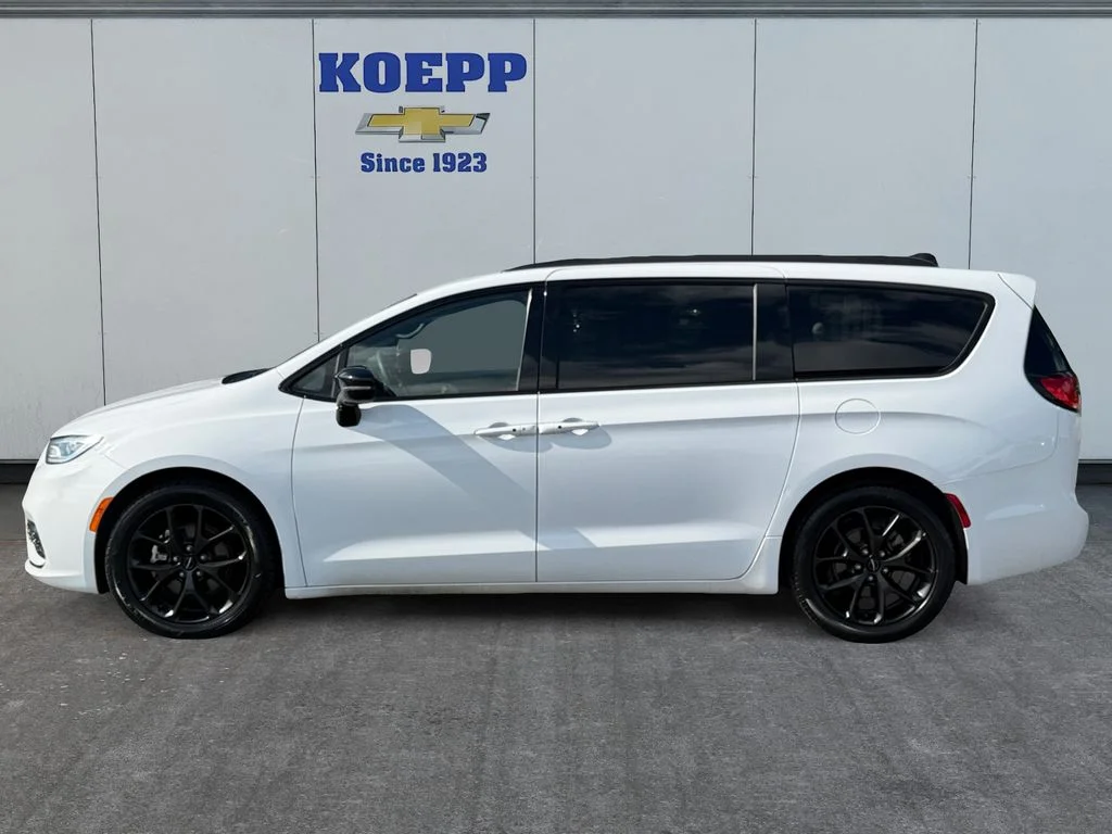 Used 2025 Bright White Clearcoat Chrysler Limited image 2