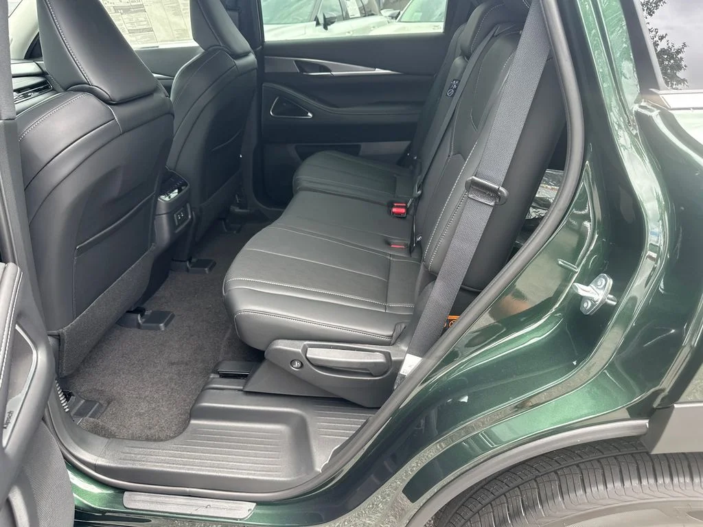 New 2027 DEEP EMERALD INFINITI Luxe FWD image 17